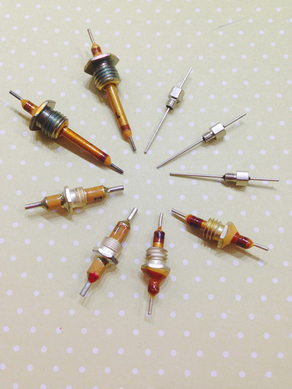 穿心电容 100V-250V M4 4700P